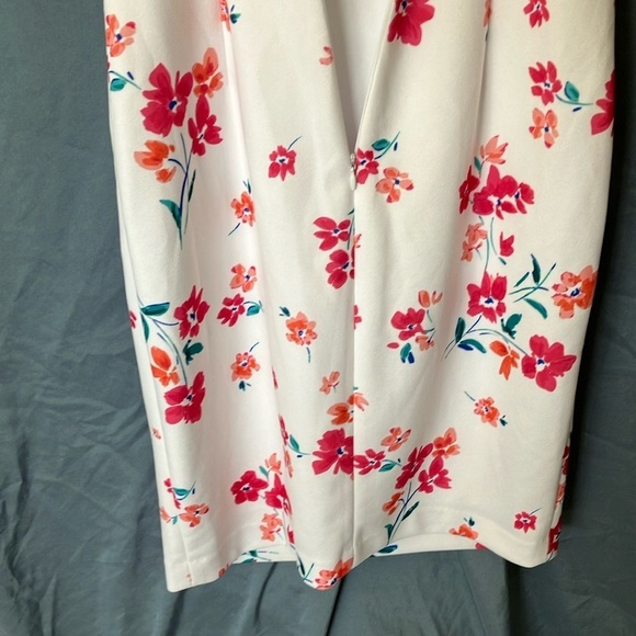 Calvin Klein: White Floral Ruched Sheath Dress: 6P - Picture 13 of 16